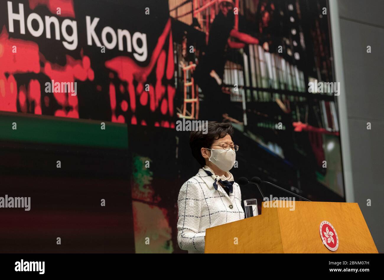 L'amministratore delegato Carrie Lam Cheng Yuet-ngor, indossando una maschera facciale come misura preventiva, parla durante una conferenza stampa a seguito di un rapporto pubblicato sulla gestione delle proteste democratiche dello scorso anno a Hong Kong da parte dell'Independent Police Reclams Council (IPCC). Foto Stock