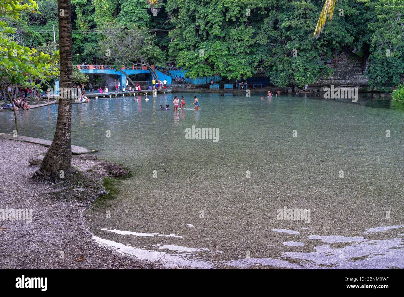 America, Caraibi, grandi Antille, Repubblica Dominicana, Barahona, Los Patos, i locali bagnano nella piscina naturale sulla spiaggia di Los Patos Foto Stock