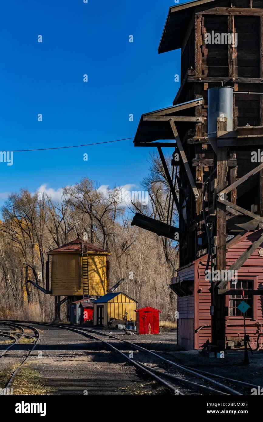 Coaling e torri d'acqua presso la stazione di Chama della ferrovia panoramica Cumbres & Toltec a Chama, New Mexico, USA Foto Stock