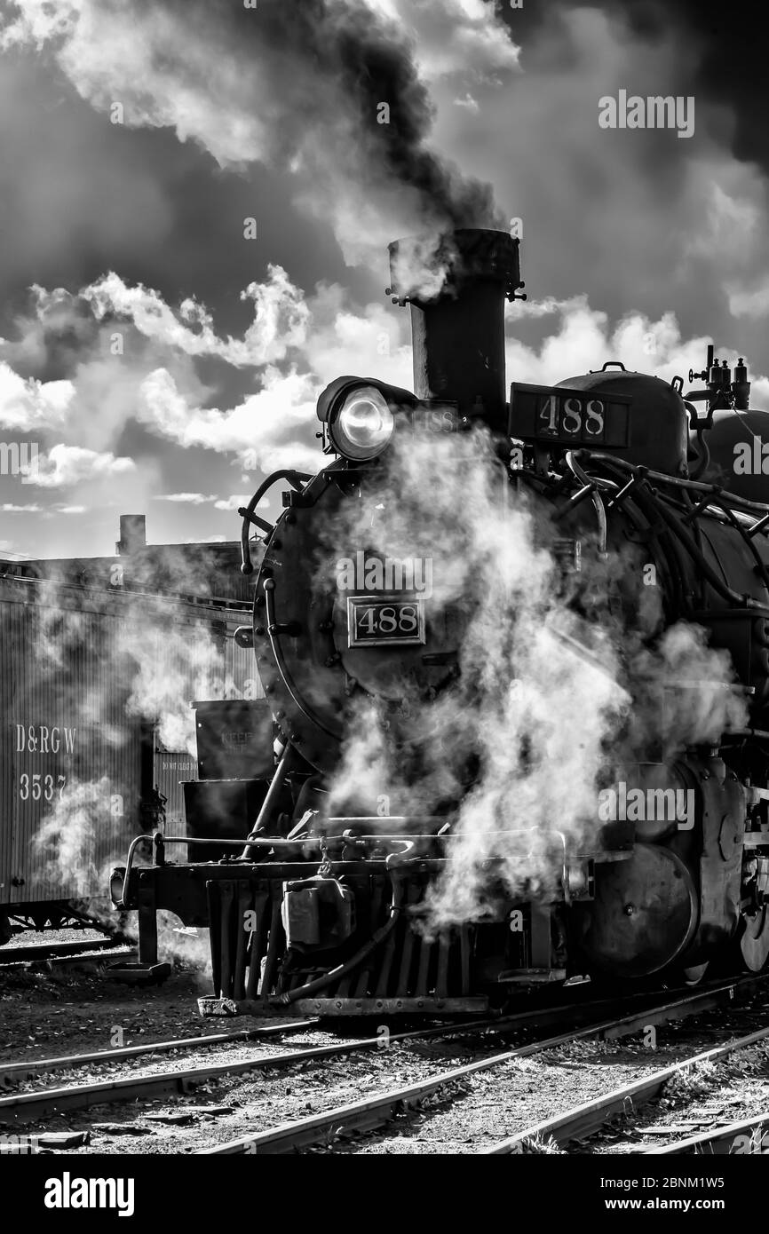 Locomotiva a vapore che si prepara per il lavoro che trasporta i passeggeri, presso la stazione di Chama della ferrovia panoramica Cumbres & Toltec a Chama, New Mexico, USA Foto Stock
