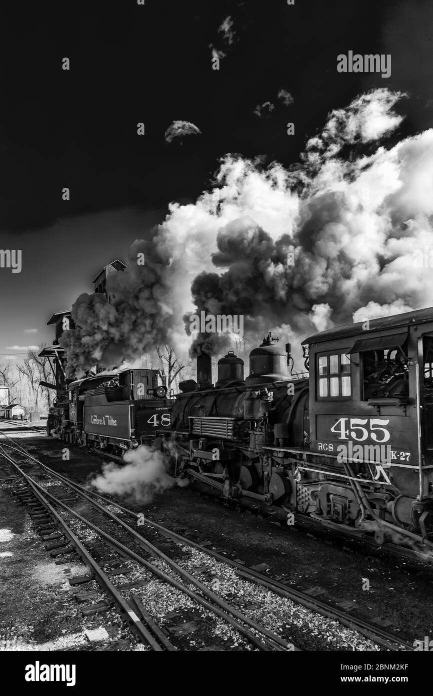 Locomotiva a vapore che si prepara per il lavoro che trasporta i passeggeri, presso la stazione di Chama della ferrovia panoramica Cumbres & Toltec a Chama, New Mexico, USA Foto Stock
