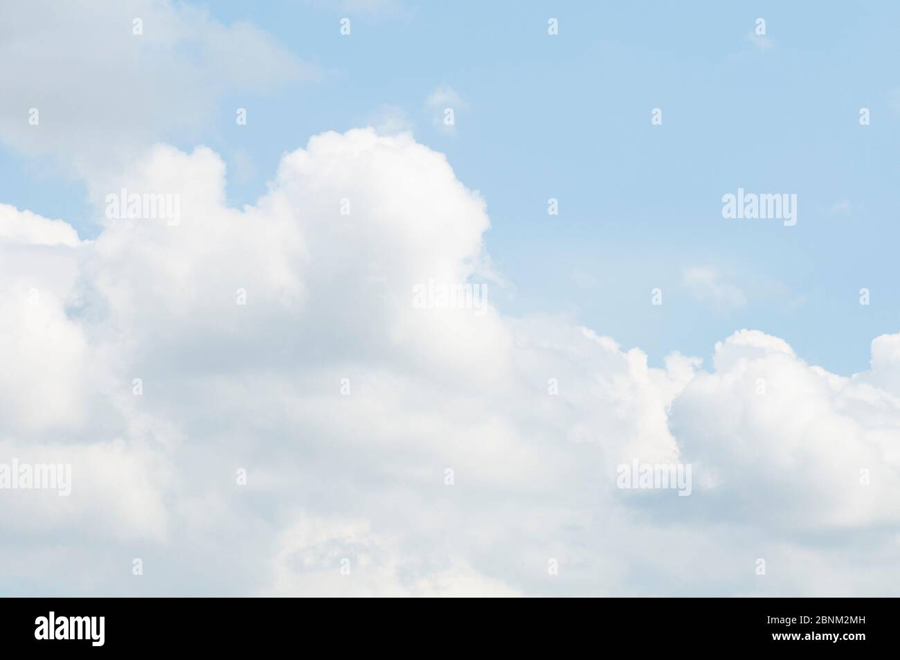 Cielo azzurro sfondo con piccolo nuvole Foto Stock