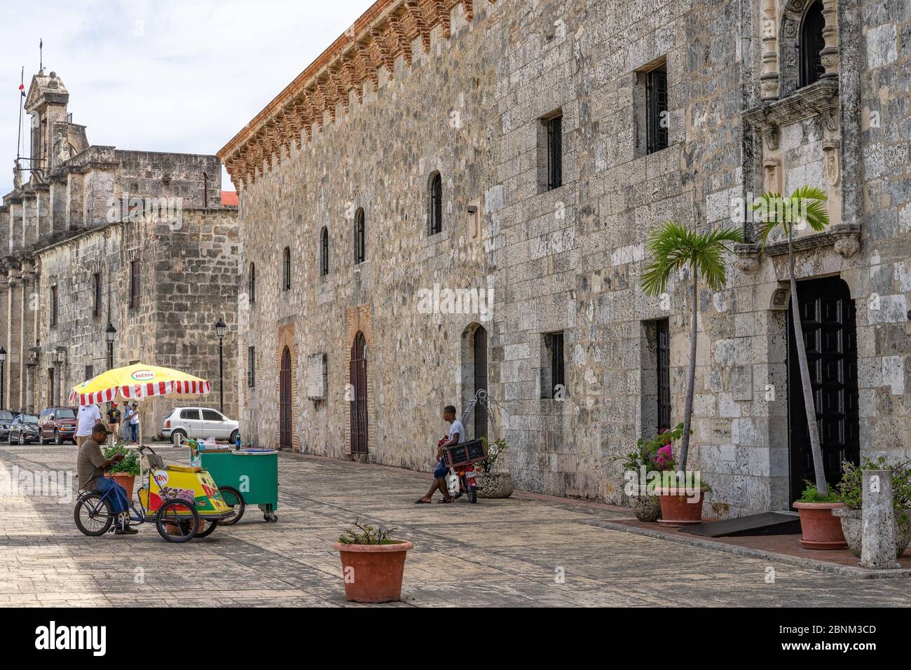 Caraibi, grandi Antille, Repubblica Dominicana, Santo Domingo, zona coloniale, scena di strada di fronte al Casas Reales Museum e il Panteón Nacional Foto Stock