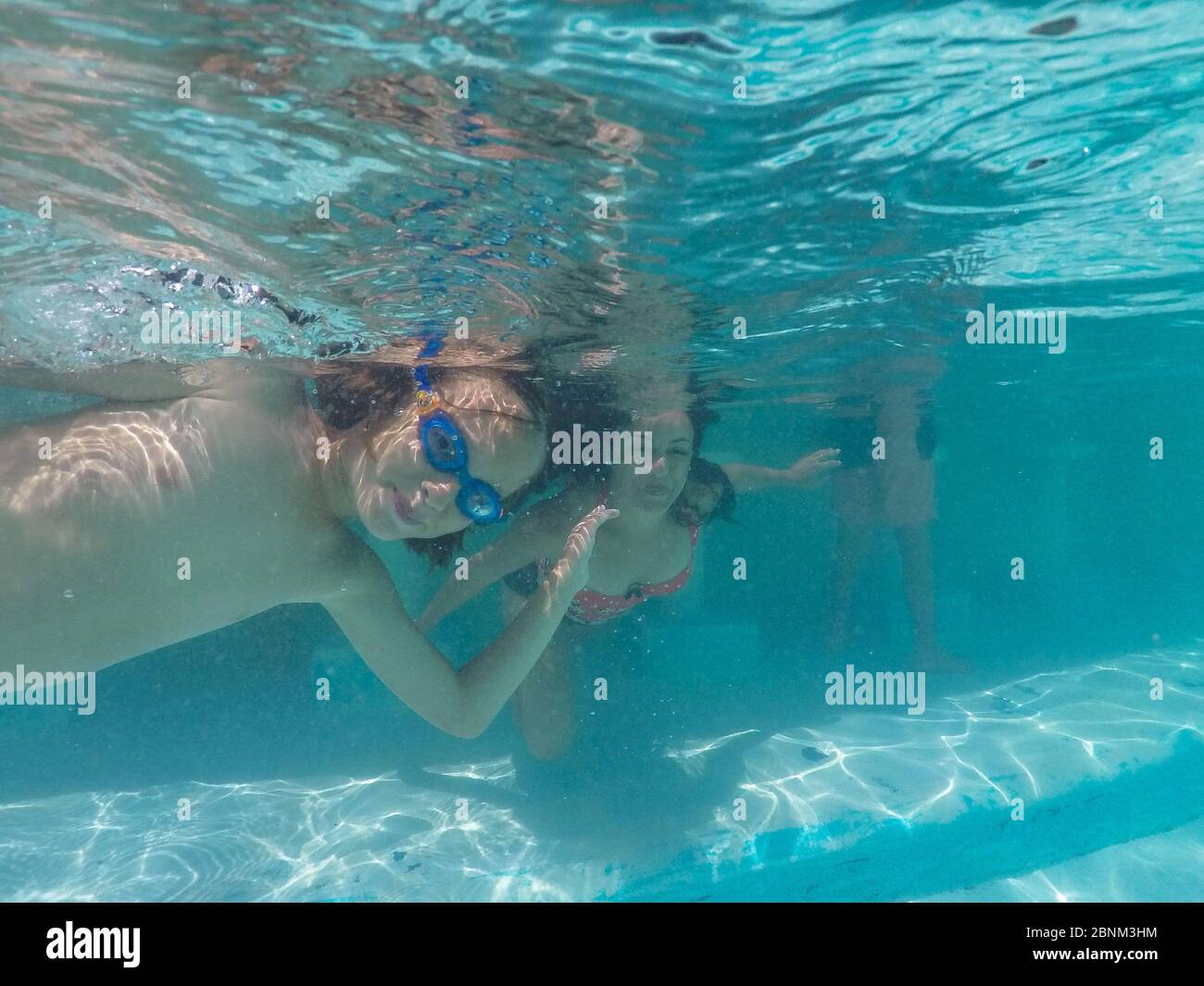 Caraibi, grandi Antille, Repubblica Dominicana, Puerto Plata, scatto subacqueo di un ragazzo e di sua madre nella piscina dell'Hotel Sunscape Puerto Plata Foto Stock