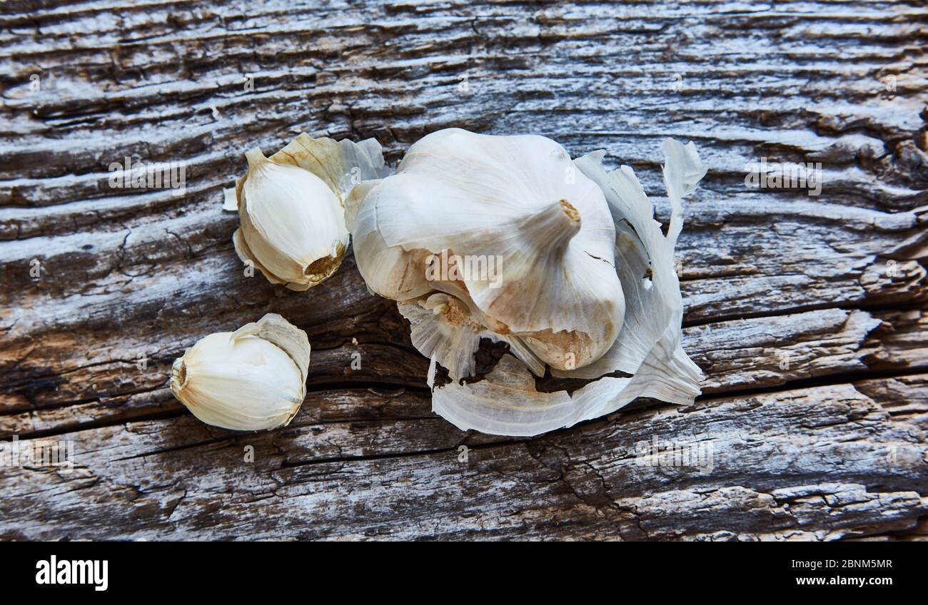 Aglio, tubero, tavola di legno, supervisione Foto Stock