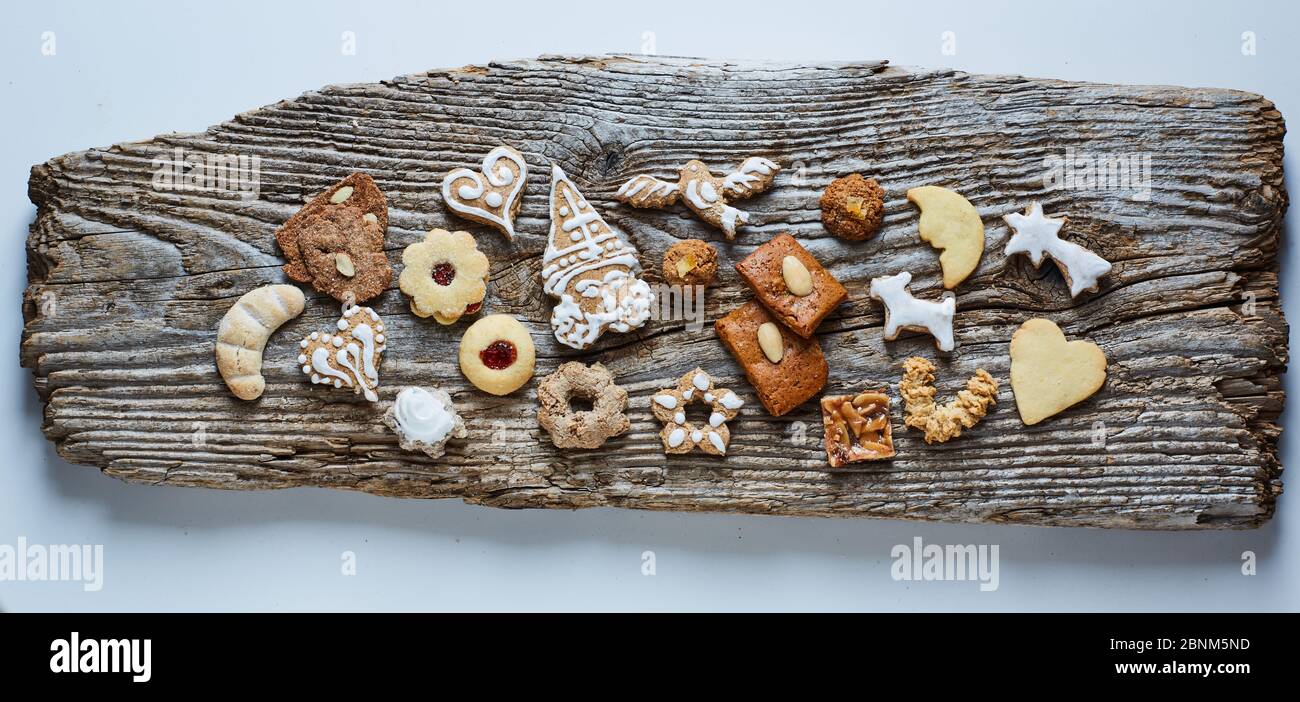 Biscotti natalizi, tavola di legno, supervisione Foto Stock