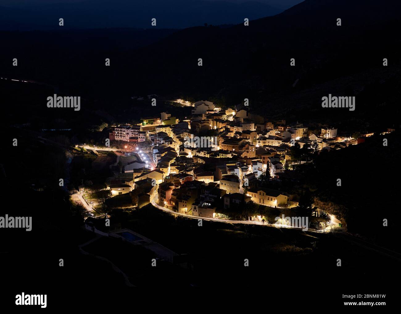 Villaggio di montagna dall'alto, fotografia notturna, sentieri luminosi, lunga esposizione, montagna e strade Foto Stock