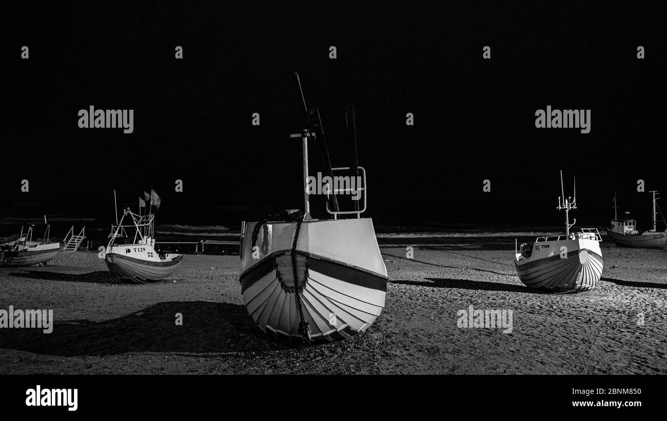 Barche da pesca sulla spiaggia di notte. Foto Stock