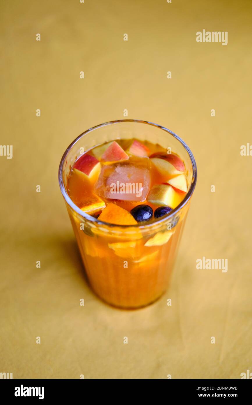 Tè fatto in casa al ghiaccio Sangria, tè sul ghiaccio con frutta fresca e succo d'arancia Foto Stock
