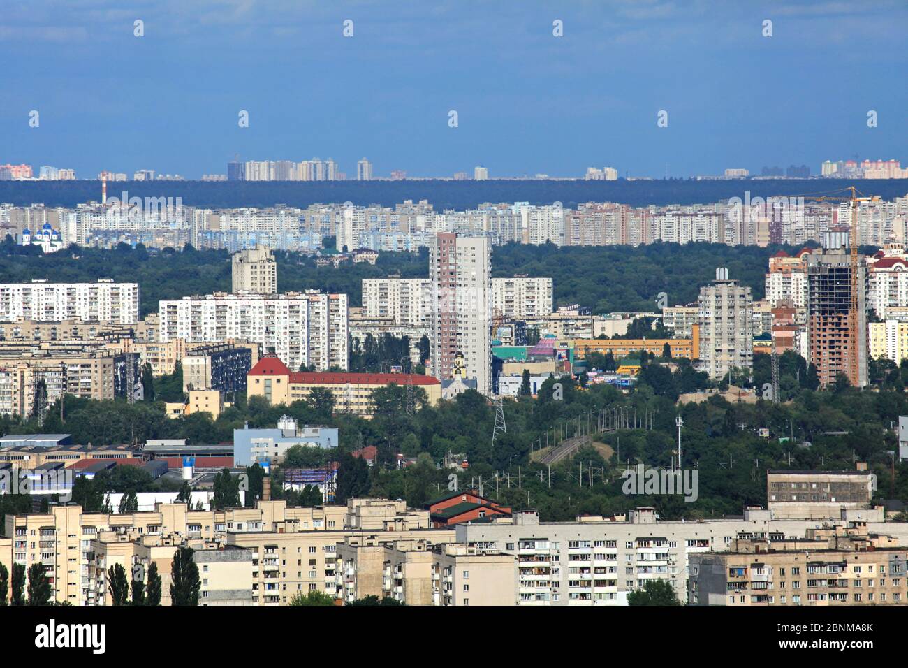 Kiev, Ucraina – 10 giugno 2017: Obolon, Troyeschina e Brovary, panorama. Nuovi e moderni ed alti edifici di appartamenti tra l'antico edificio sovietico Foto Stock