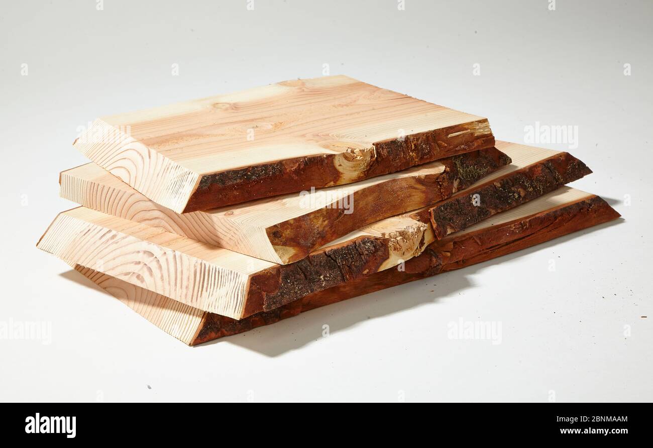 Costruzione di un ripiano in legno, produzione fai da te, fase intermedia: Foto materiale dopo il taglio delle tavole di legno massello Foto Stock