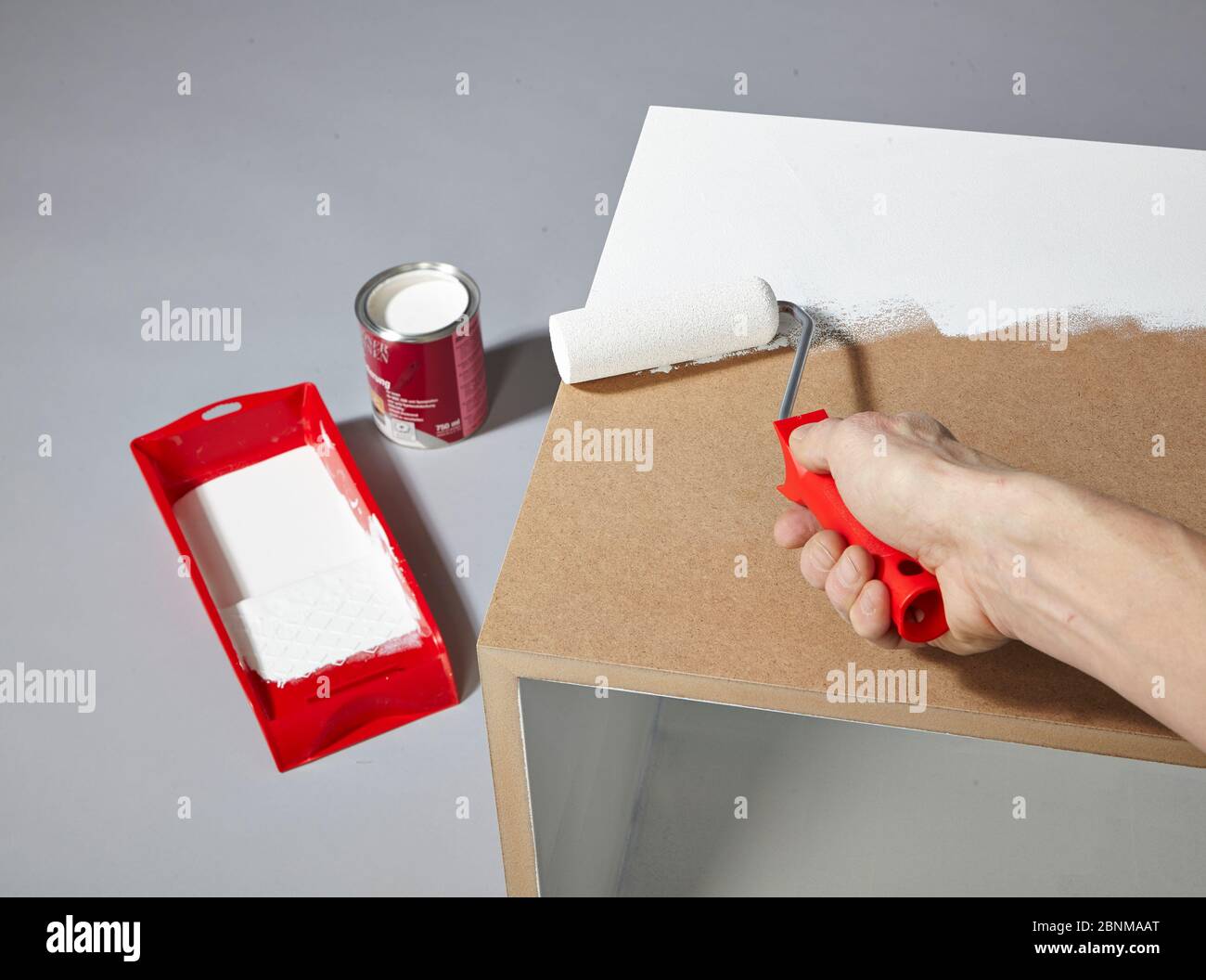 Costruzione di un ripiano in legno, Europallet, legno massiccio, MDF; produzione fai da te, passo passo, passo 12 adescare il corpo MDF con primer e rullo in schiuma Foto Stock