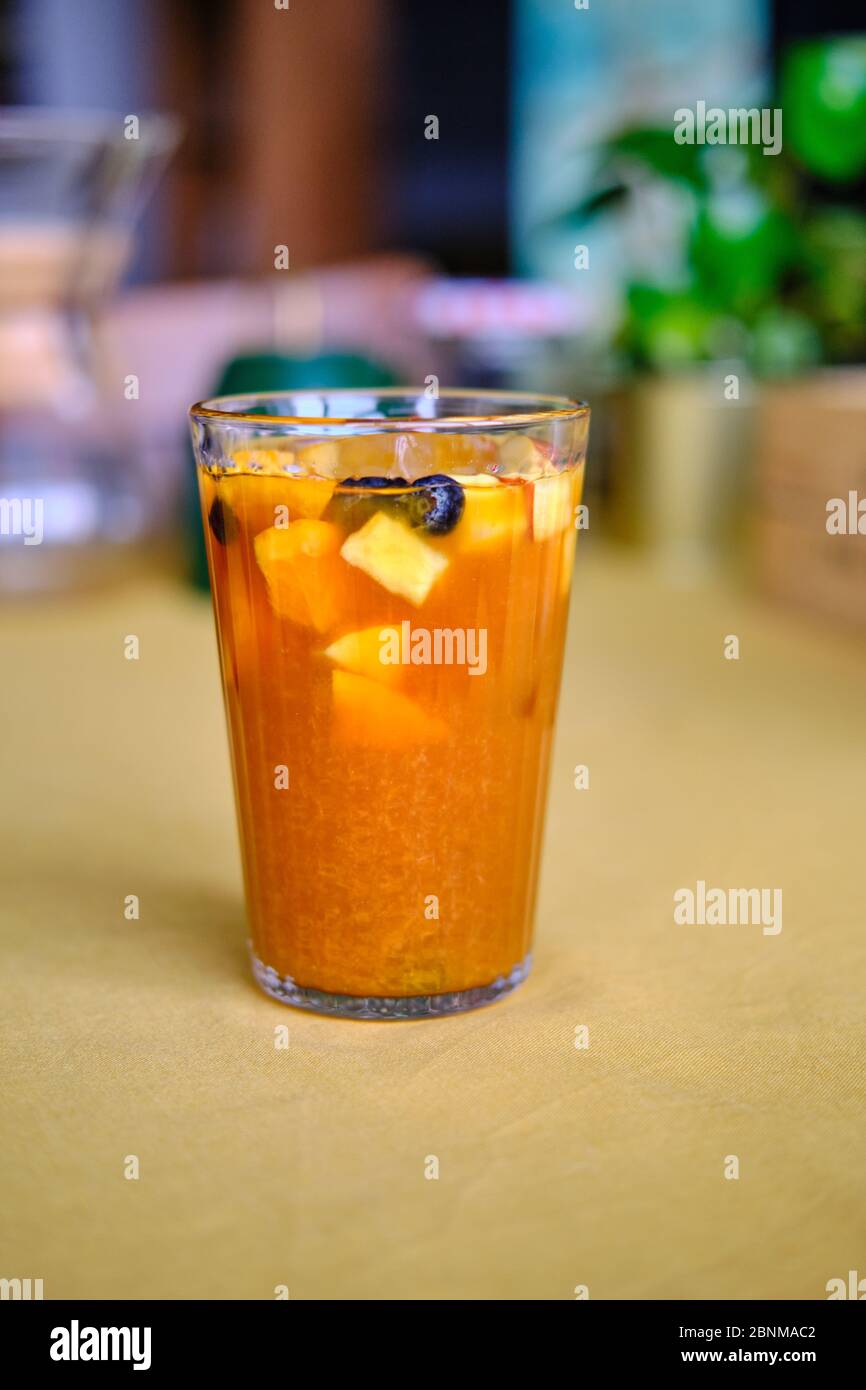 Tè fatto in casa al ghiaccio Sangria, tè sul ghiaccio con frutta fresca e succo d'arancia Foto Stock