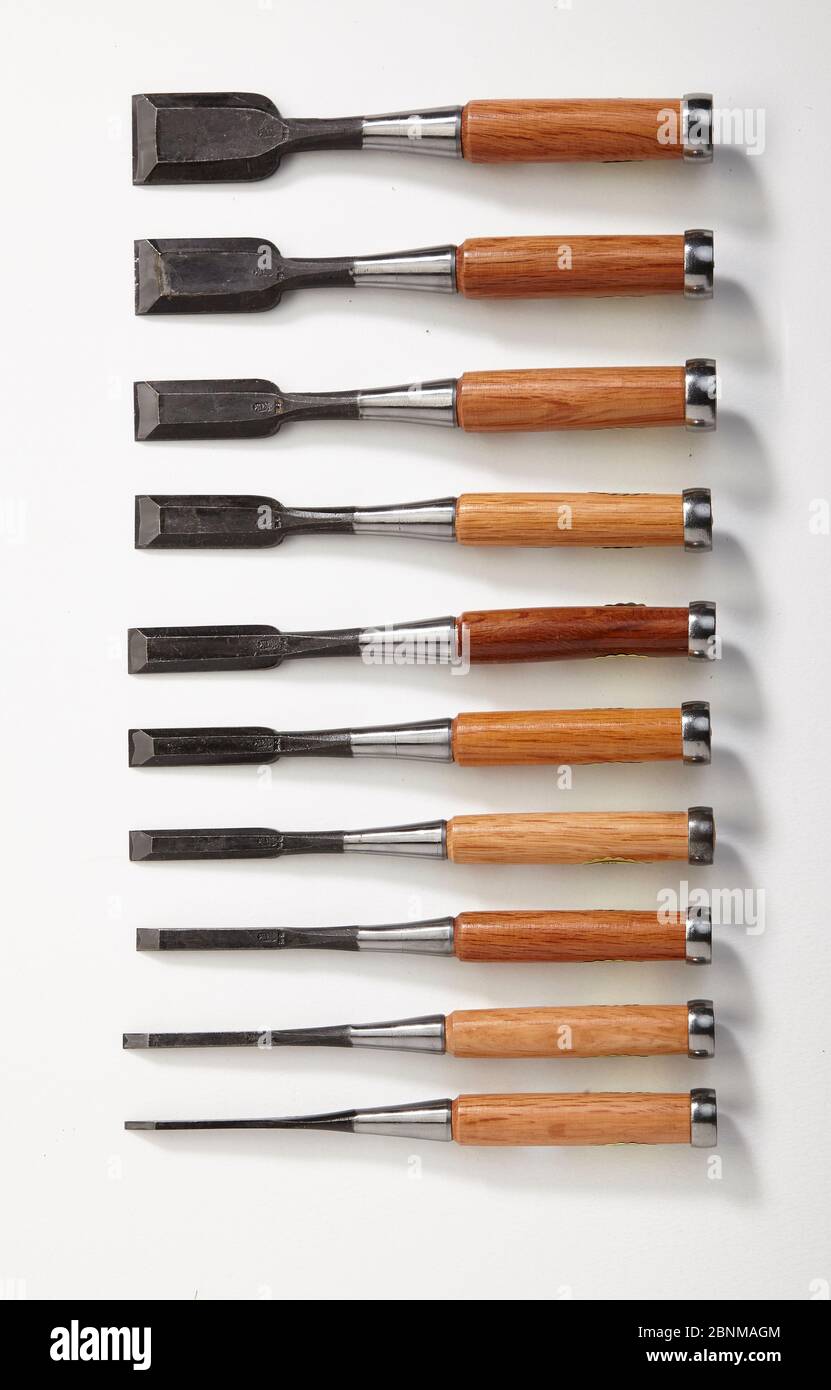 Un set di scalpelli giapponesi, primo piano su bianco, serie di utensili  per la lavorazione del legno giapponesi, attrezzi per la lavorazione del legno  giapponesi Foto stock - Alamy