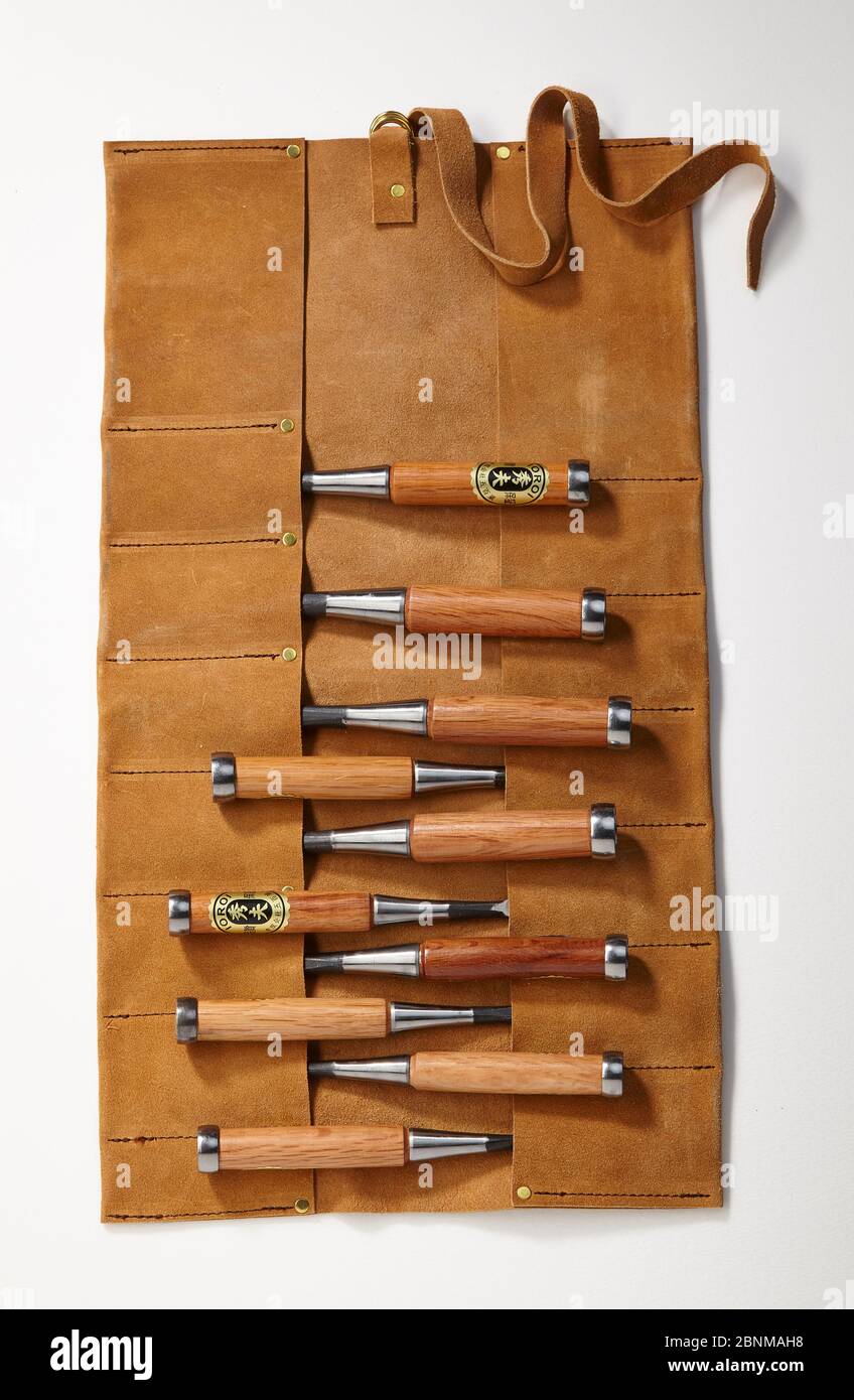 Un set di scalpelli in legno con custodia in pelle, registrazione di oggetti su bianco, strumento in serie per la lavorazione del legno dal Giappone, utensile giapponese per la lavorazione del legno Foto Stock