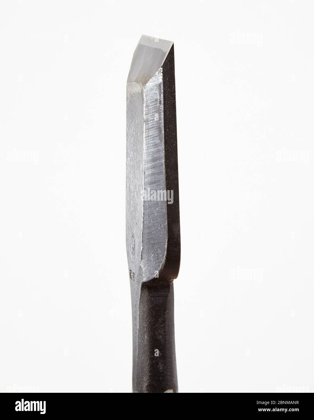 Scalpello giapponese, serie di utensili per la lavorazione del legno giapponesi, utensile per la lavorazione del legno giapponese, dettaglio dal lato sul bianco Foto Stock