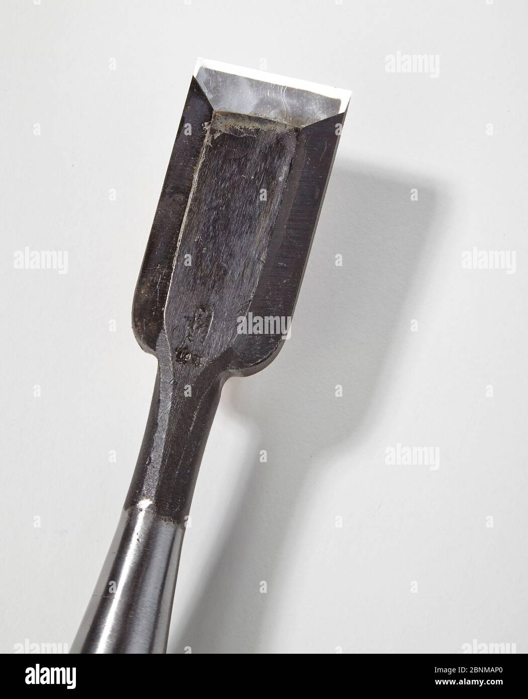 Scalpello giapponese, serie di utensili per la lavorazione del legno giapponesi, utensile per la lavorazione del legno giapponese, vista dettagliata del lato inverso su bianco Foto Stock