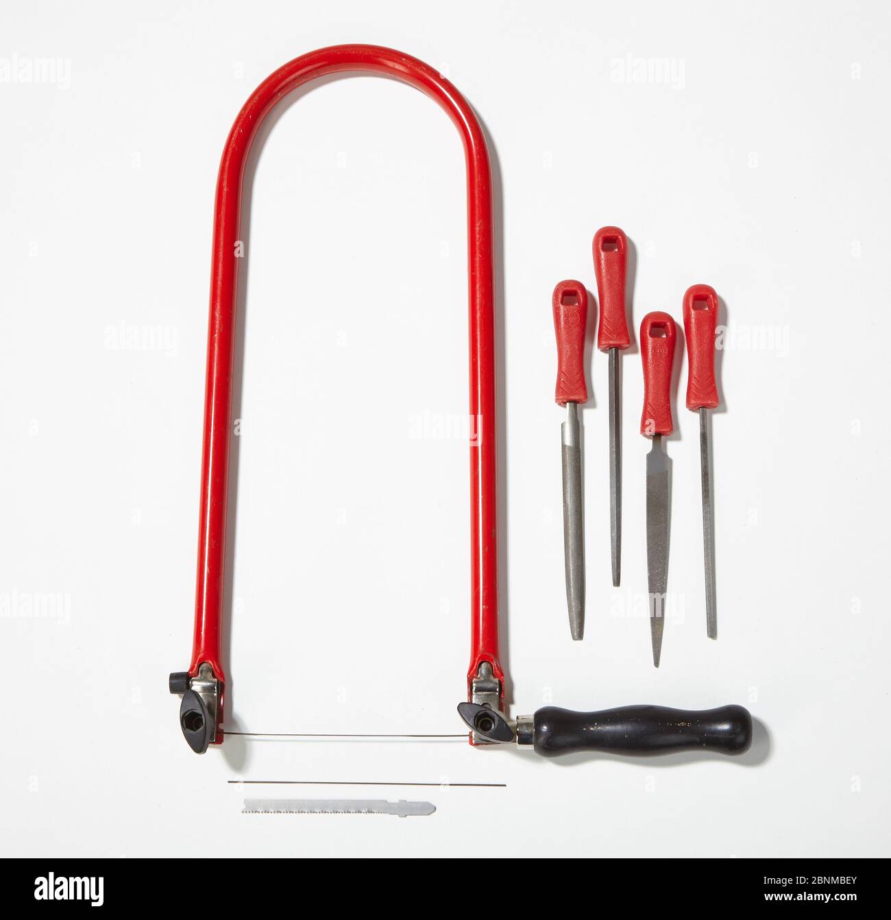 Utensile per lavorazione metalli, serie, immagine 3 di 7, panoramica dall'alto, registrazione di oggetti su sfondo bianco, 4 lime e un seghetto con lame per sega Foto Stock