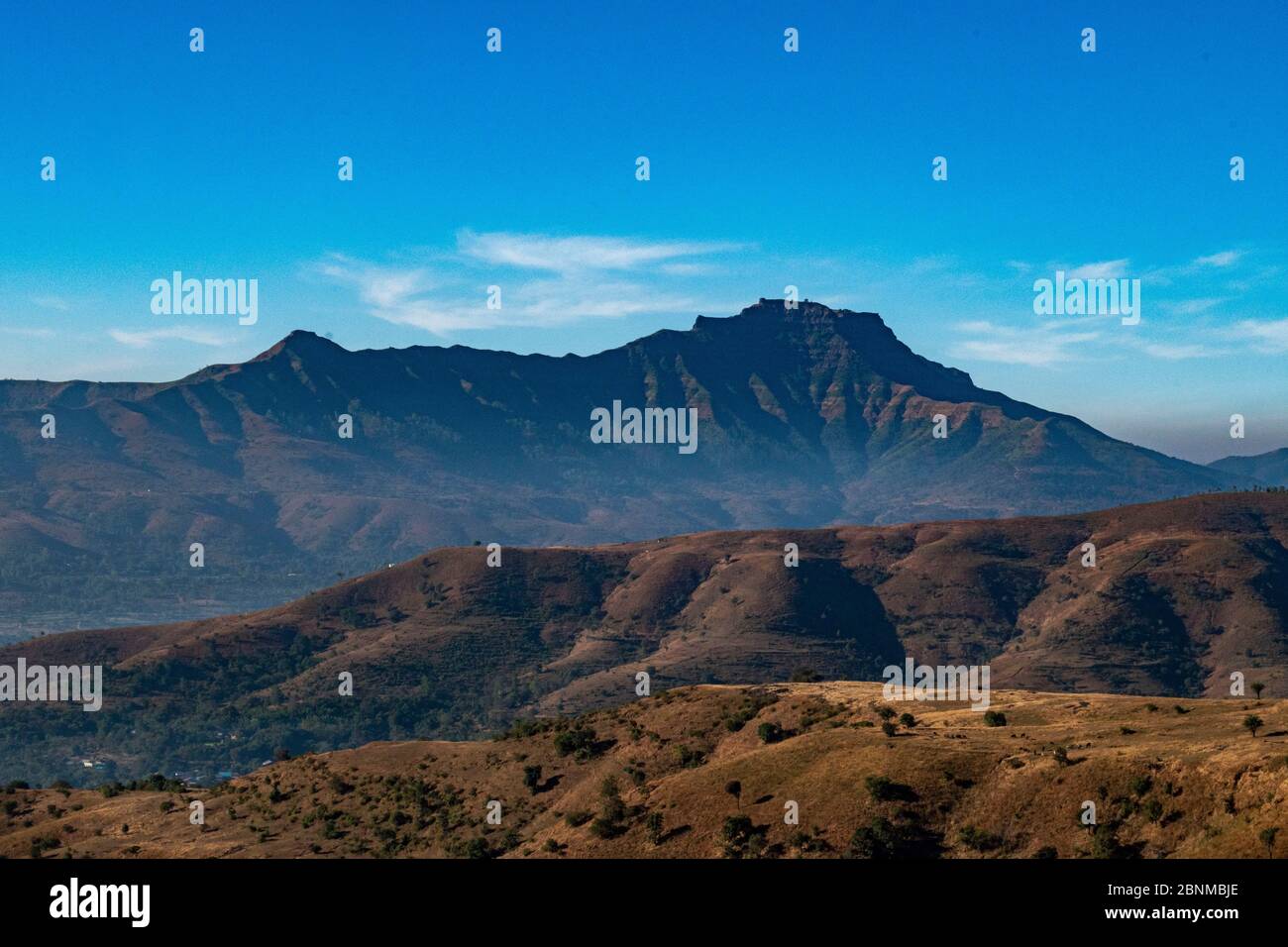 Il Forte di Torna (primo forte catturato da shivaji maharaj) vista dal ghat di Pabe con le grandi montagne e il cielo blu, Pune, Maharashtra, India, 1 gennaio 2020 Foto Stock