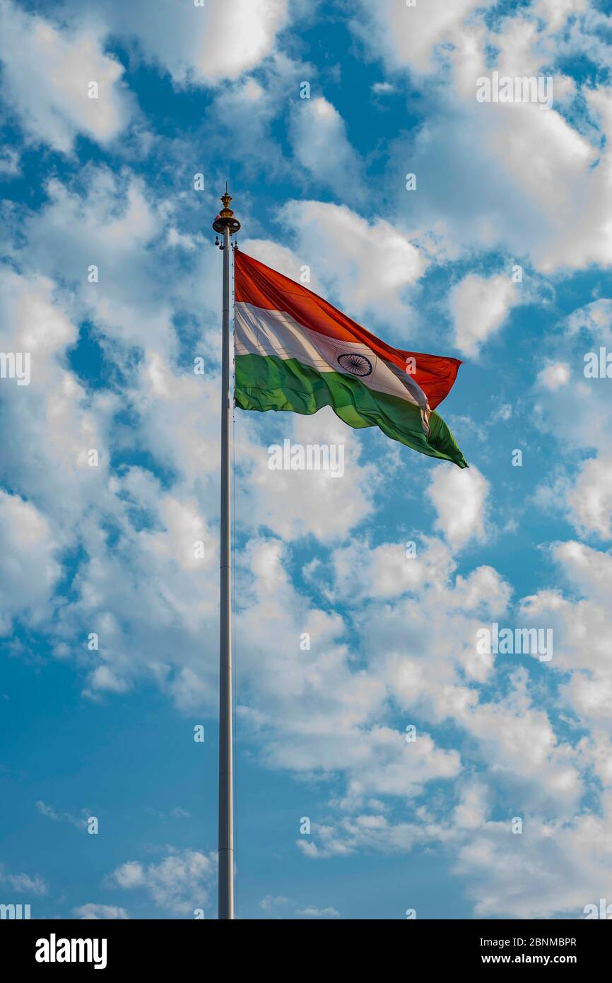 Bandiera nazionale indiana issata nel cielo blu nuvoloso il 74a giorno di indipendenza indiana Foto Stock