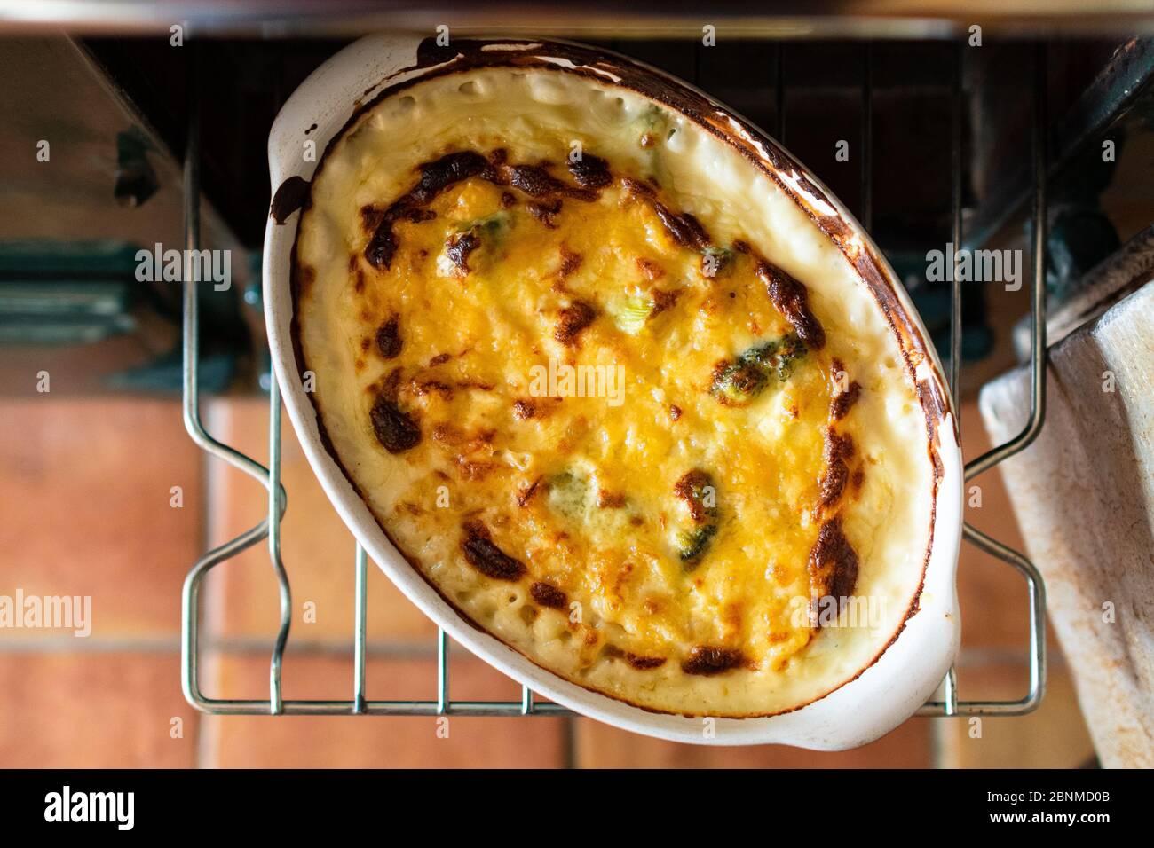 Macaroni e broccoli fatti in casa vengono prelevati dal cuoco Aga Foto Stock
