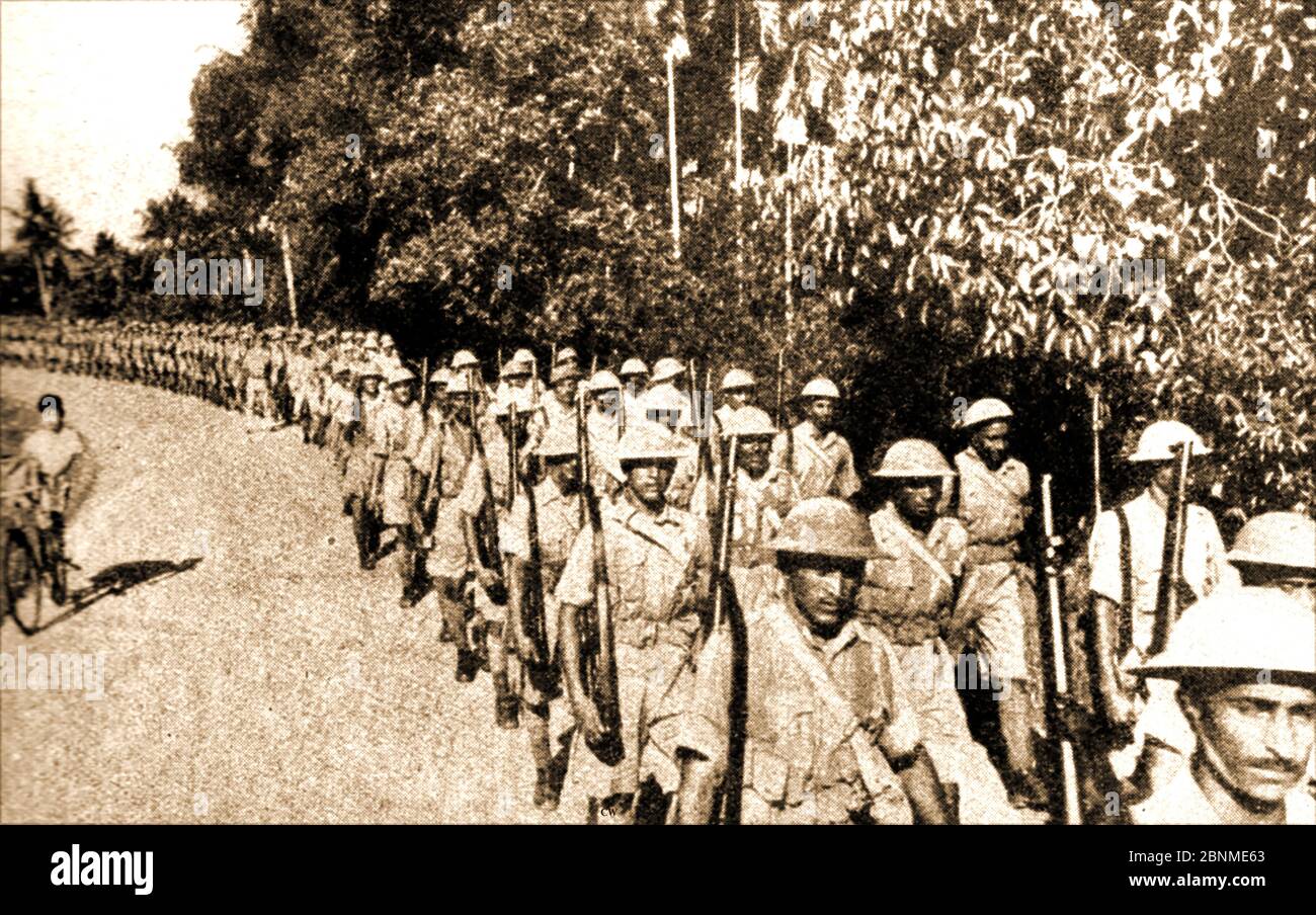 WWII - un'immagine stampata dalla Malaya nel 1941 che mostra i soldati del Reggimento indiano di fanteria che marciano sulla penisola malese Foto Stock