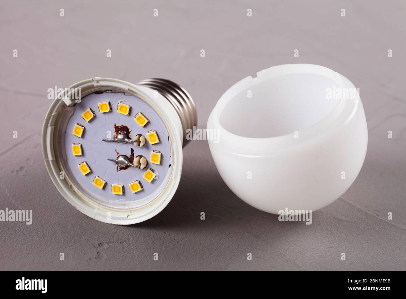 Luce a LED smontata su pavimento in cemento Foto Stock