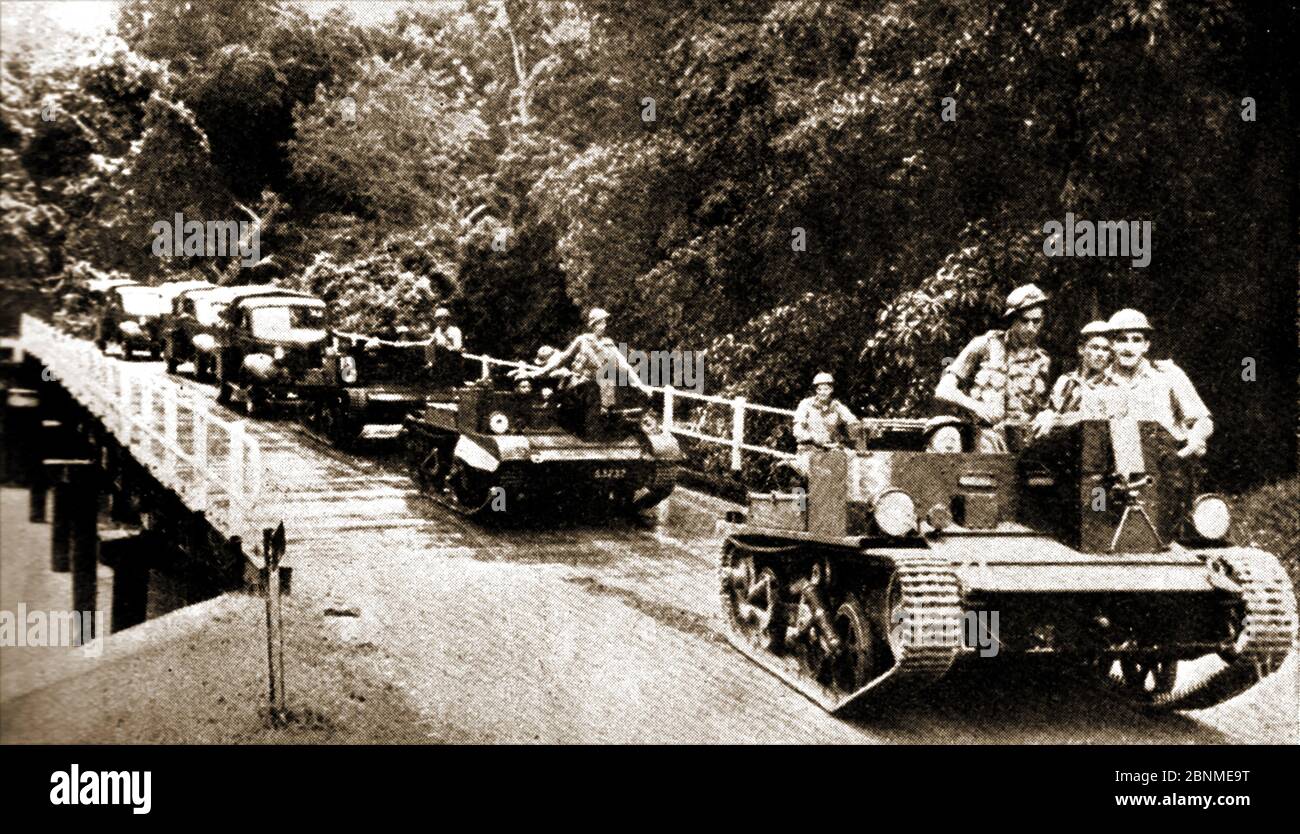 WWII - un'immagine stampata dalla Malaya nel 1941 che mostra l'esercito australiano Bren armatori di armi che attraversano un ponte in Malesia. Foto Stock