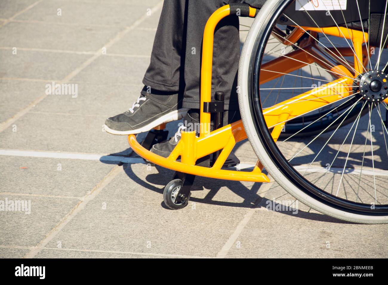 Valencia, Spagna. 15 febbraio 2020 - giornata sportiva adattiva. Dettaglio di una sedia a rotelle sportiva adattiva Foto Stock
