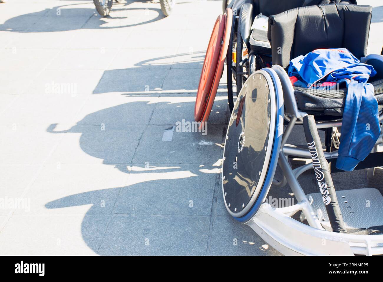 Valencia, Spagna. 15 febbraio 2020 - giornata sportiva adattiva. Particolare di una sedia a rotelle sportiva adattiva per gli sport a contatto Foto Stock