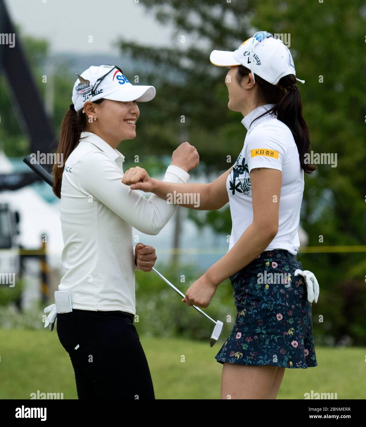 Yangju, Corea del Sud. 14 maggio 2020. I giocatori sudcoreani Ahn Song-yi (R), partono dopo la 18a buca durante il primo round del 42o Campionato KLPGA al Lakewood Country Club di Yangju, Corea del Sud, il 14 maggio 2020. (Foto di Lee Young-ho/Sipa USA) Credit: Sipa USA/Alamy Live News Foto Stock