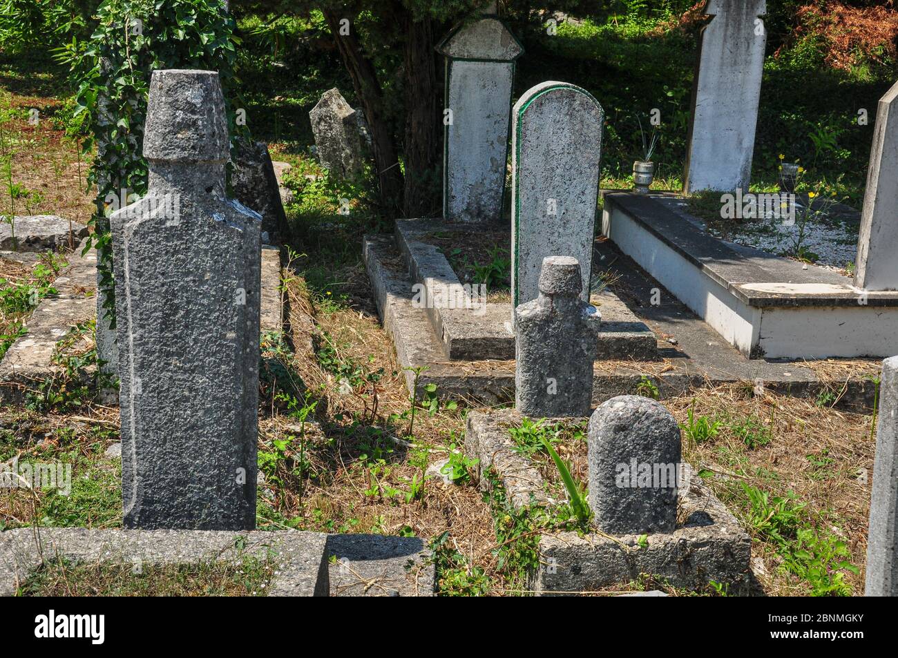 Vecchio cimitero abbandonato in Montenegro Foto Stock