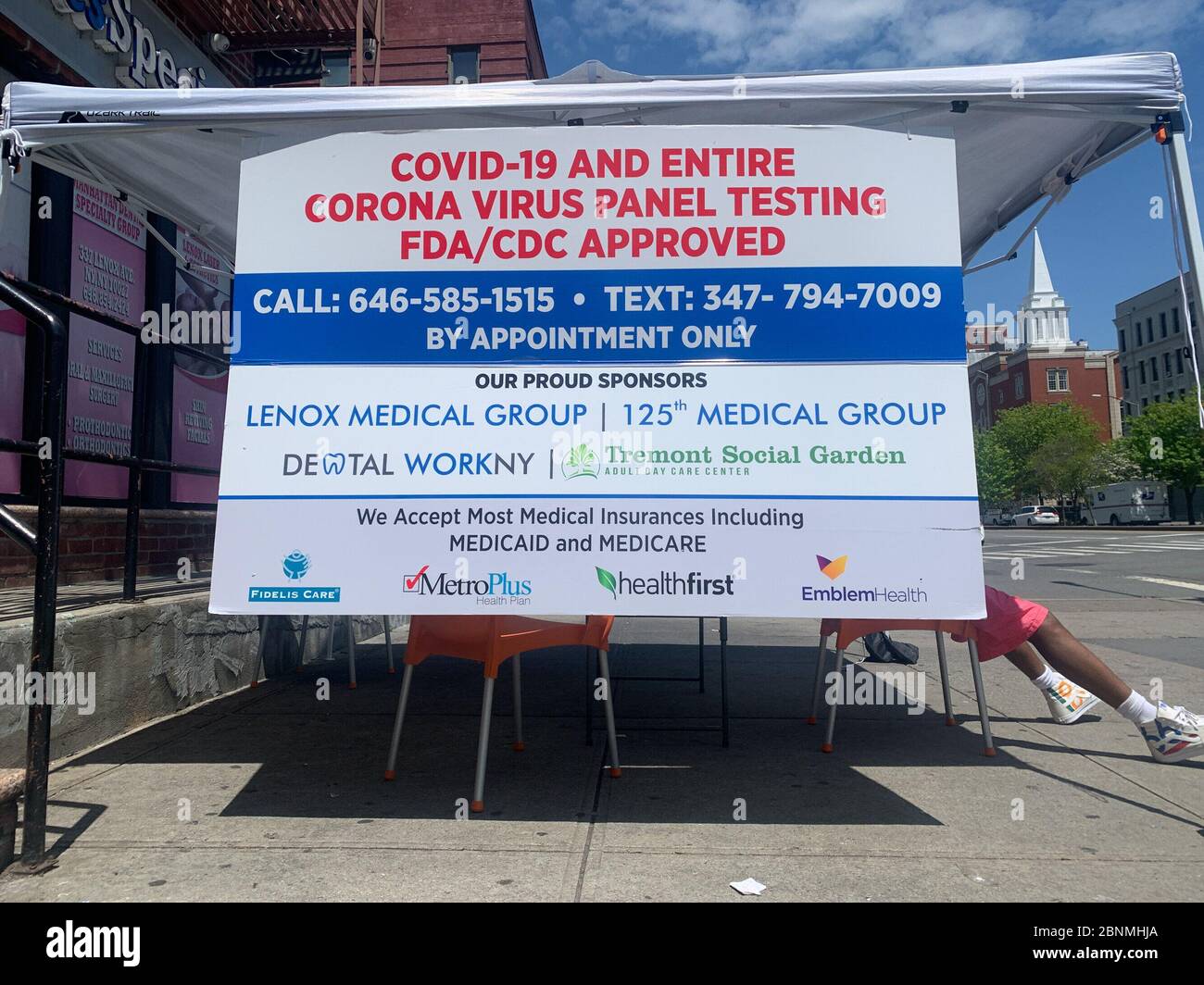 Harlem, Stati Uniti. 15 maggio 2020. (NOVITÀ) Centro di collaudo Covid-19 . 15 maggio 2020, Harlem, New York, USA: Un centro di test Covid-19 approvato dalla FDA (somministrazione di alimenti e farmaci) su Malcom X boulevard, Harlem. Le persone possono chiamare o inviare SMS come è solo su appuntamento. Credit: Nyi Fote /Thenews2 Credit: Nyi Fote/TheNEWS2/ZUMA Wire/Alamy Live News Foto Stock