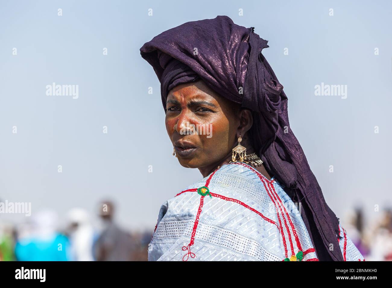 donna nomad nel tradizionale deserto turbano del Sahara Foto Stock