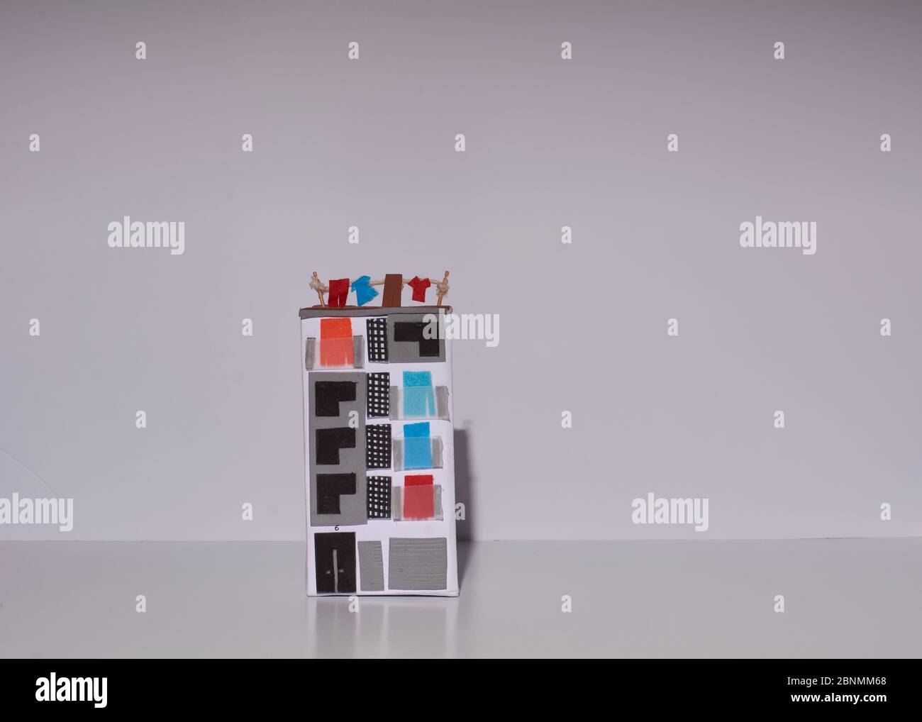 Casa di cartone con slogan Covid-19, Hash-tag Foto Stock