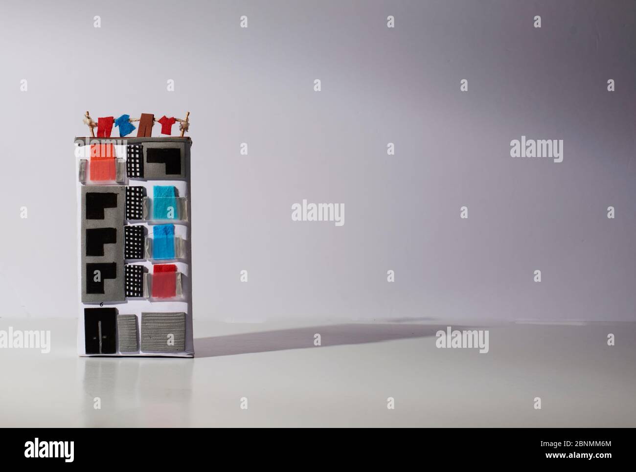 Casa di cartone con slogan Covid-19, Hash-tag Foto Stock