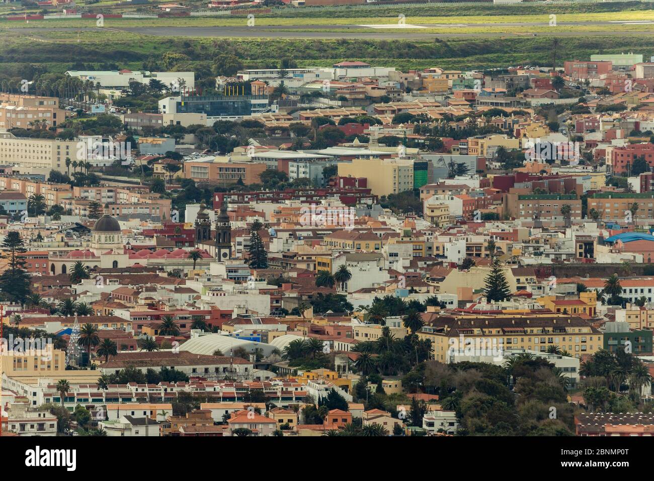 Vista aerea, obiettivo a fuoco lungo della storica città di San Cristobal de la Laguna a Tenerife. Mirador De Jardina. Strade e tetti di tegole di histo Foto Stock