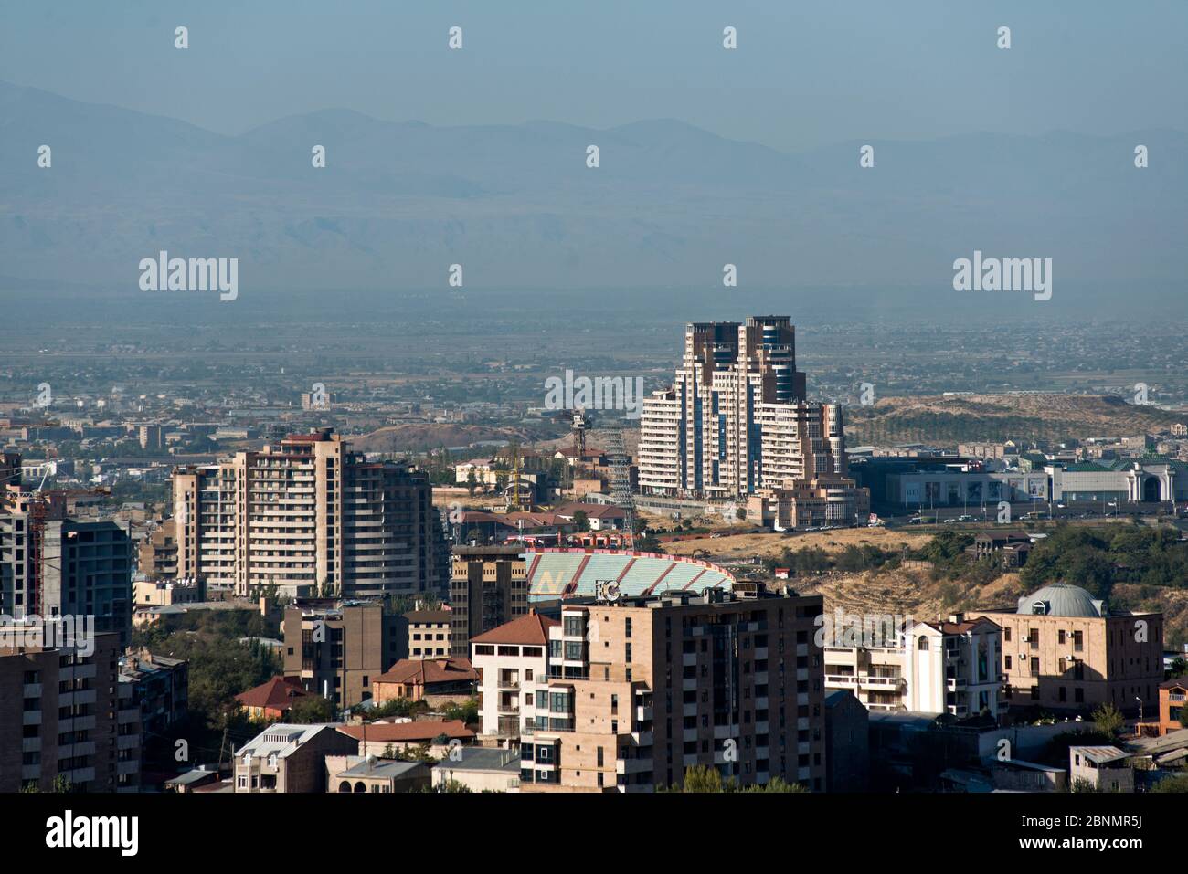 Yerevan: Vista panoramica di edifici monoblocco della periferia. Armenia Foto Stock