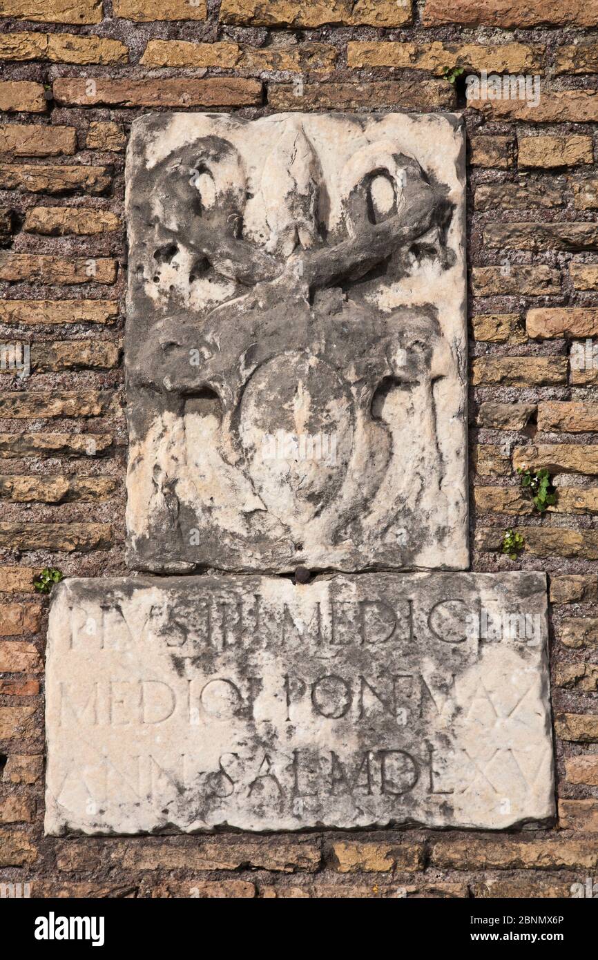 Stemma inserito nelle mura della città romana vicino al Vaticano a Roma Foto Stock