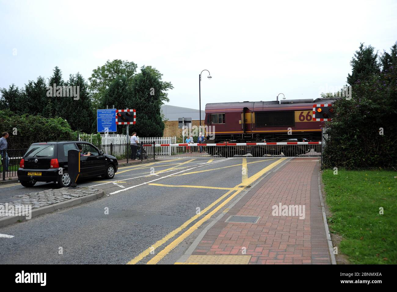 66198 attraversare la A474 ad Ammanford con un treno da Gwaun-CAE-Gurwen alla laveria di Onllwyn. Foto Stock