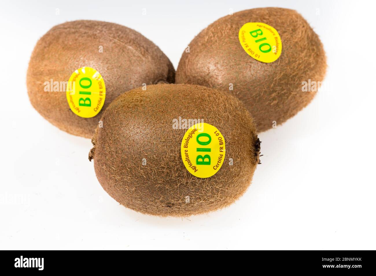 Kiwi con etichette biologiche, una coltura commerciale in diversi paesi, come Italia, Nuova Zelanda, Cile, Grecia e Francia. Foto Stock