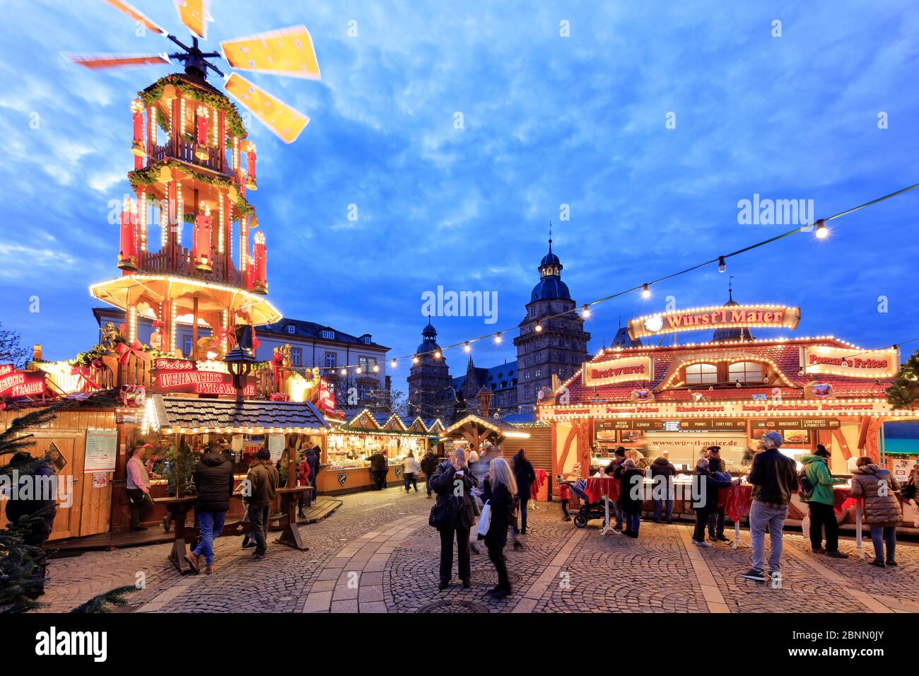Mercatino di Natale, Schlossplatz, Castello di Johannisburg, ora blu, tramonto, decorazione natalizia, Aschaffenburg, Franconia, Baviera, Germania, Europa Foto Stock