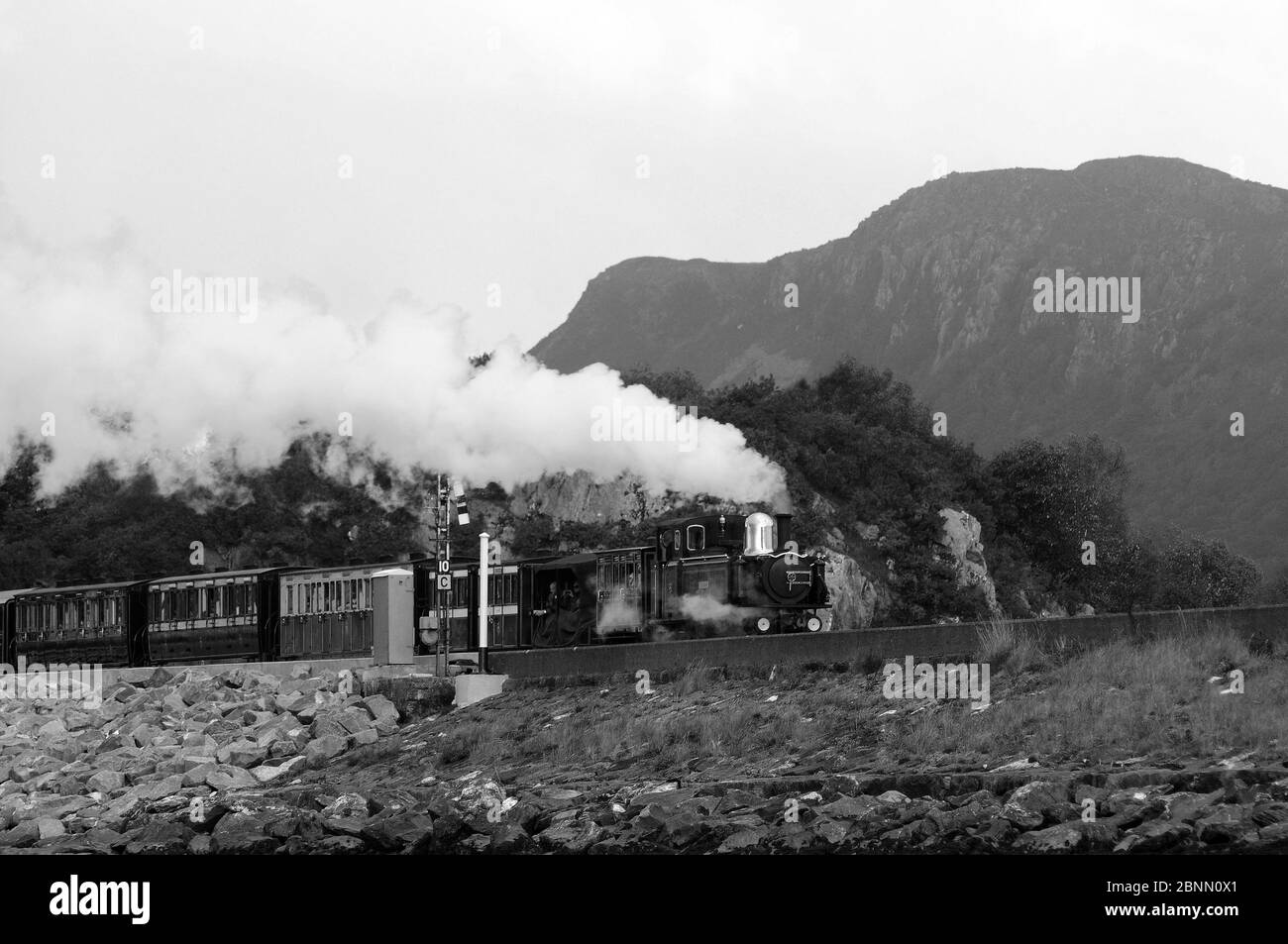'Taliesin' prende il treno in corso dal porto di Porthmadog durante il fine settimana vittoriano della linea. Foto Stock