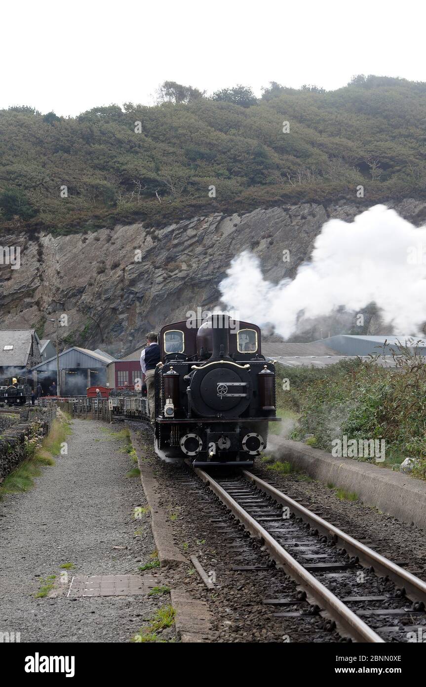 'Meddin Emrys' trasporta un treno d'ardesia sulla COB al Boston Lodge. Foto Stock