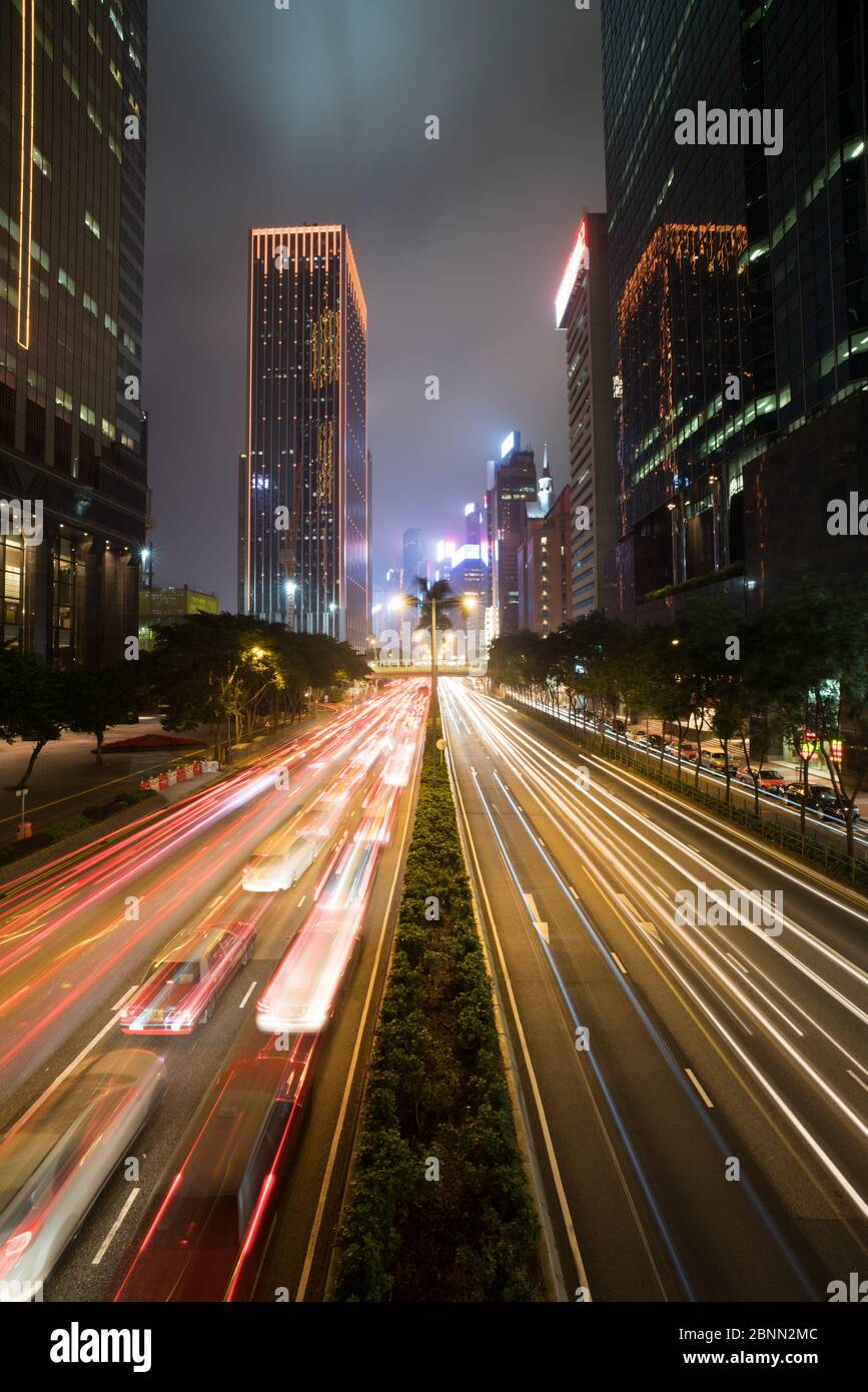 Hong Kong, traffico nell'isola centrale di notte, lunga esposizione Foto Stock