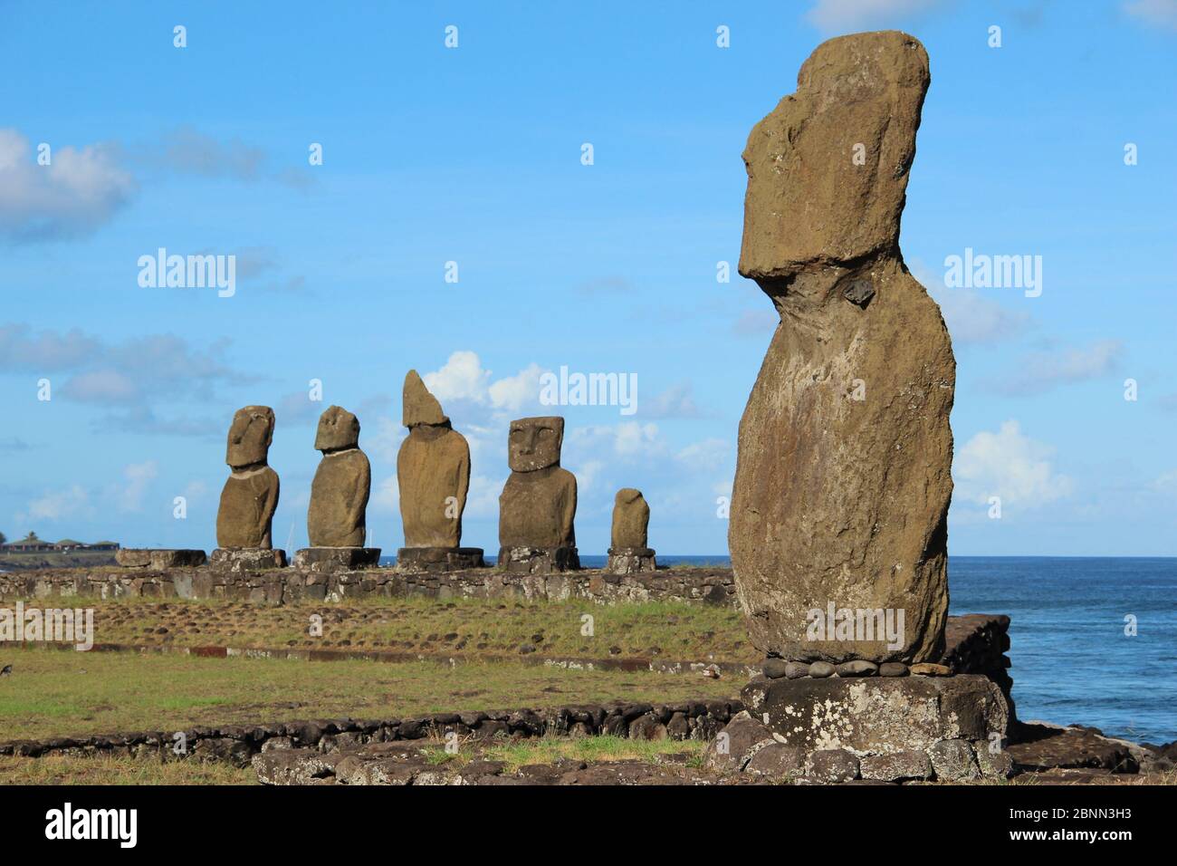 Sei moai che si erige ad AHU Tahai, il complesso Ceremoniale Tahai, su Rava Nui (Isola di Pasqua), sul territorio insulare del Cile Foto Stock