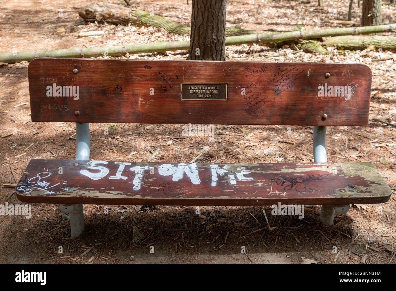 Washington Township, Michigan - una panchina con istruzioni su come usarlo lungo un sentiero escursionistico a Stony Creek Metropark. Foto Stock