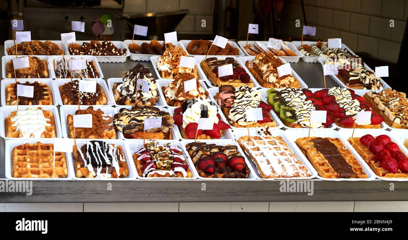 Waffle belgi con fragole e cioccolato Bruxelles luglio 2018 Foto Stock