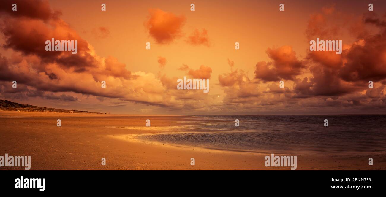 Tramonto atmosferico a Blåvand Strand, Danimarca Foto Stock