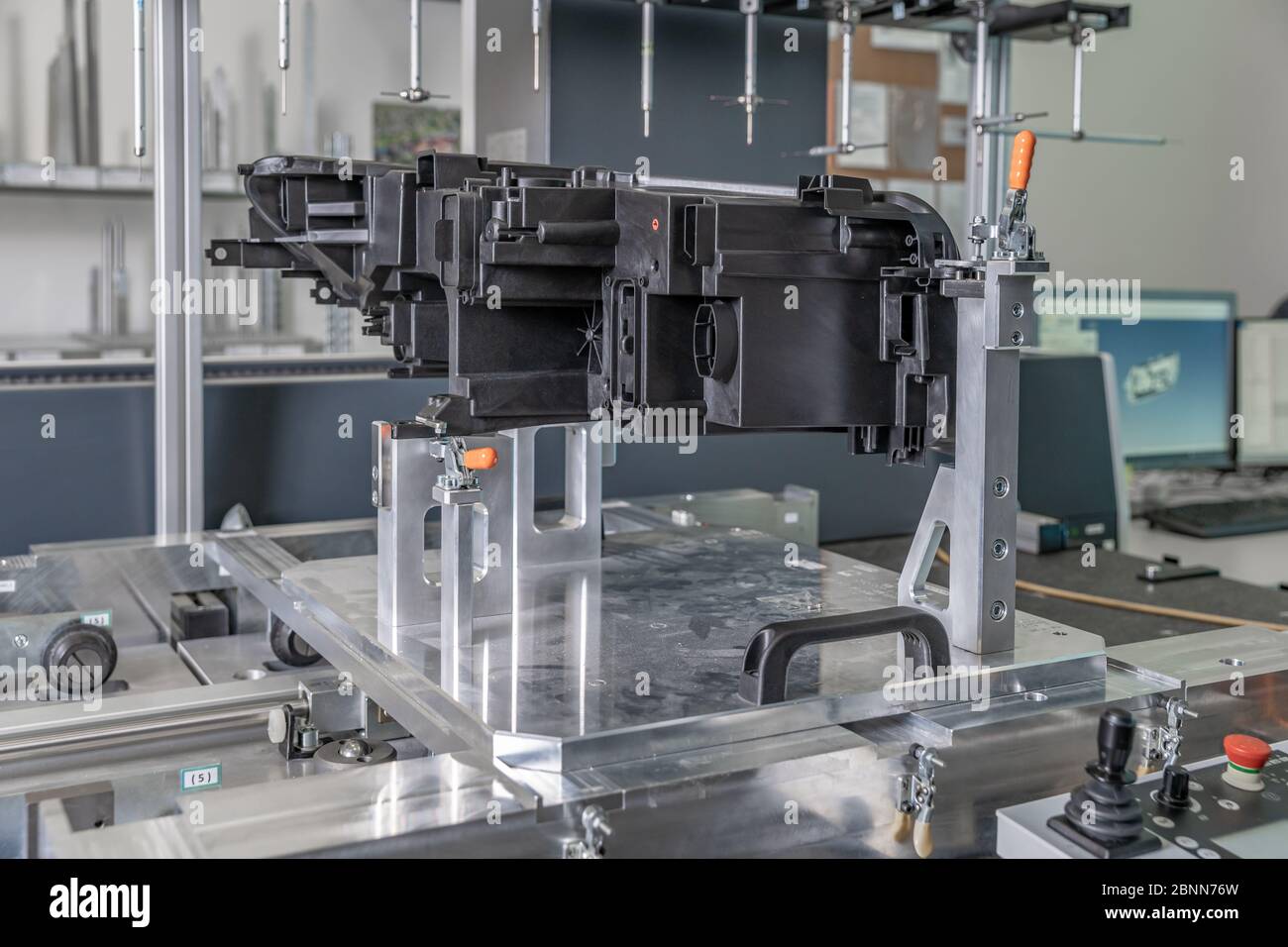 Dispositivo di misurazione 3D in uno stabilimento per la produzione di getti in plastica per l'industria automobilistica Foto Stock
